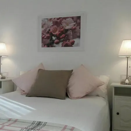 Lägenhet With 2 Bedrooms In - 10 M From The