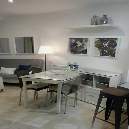 Lägenhet With 2 Bedrooms In - 10 M From The *